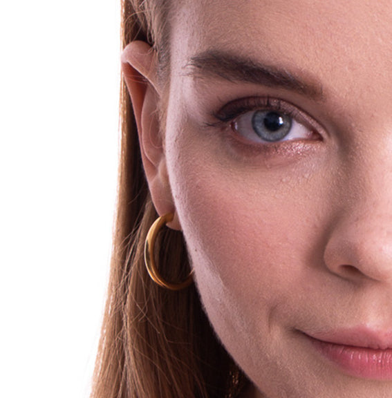 Aera Berlin Jewelry - Eva Hoop Earring 18K Gold Plated Model Photo Front