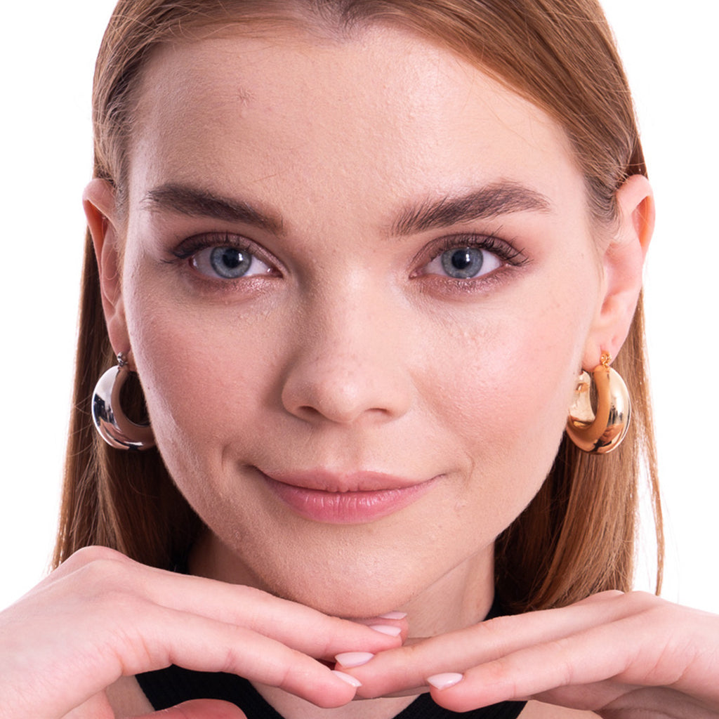 Aera Berlin Jewelry - Enif Chubby Hoop Earring Model Photo Front