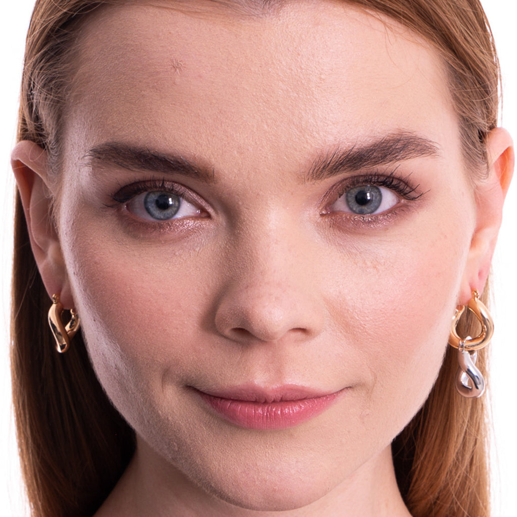 Aera Berlin Jewelry - Rhea Irregular Huggie Earring Model Photo Front