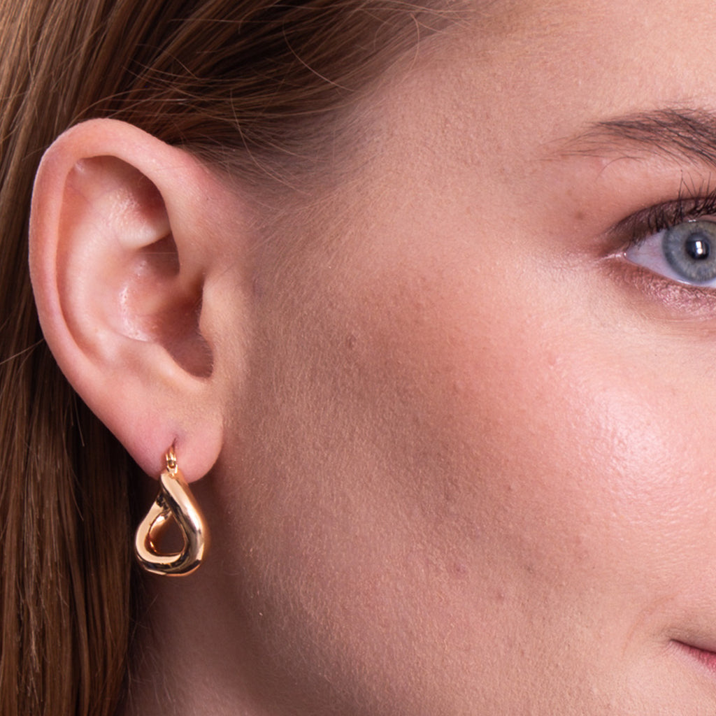 Aera Berlin Jewelry - Rhea Irregular Huggie Earring 18K Gold Plated Model Photo Left