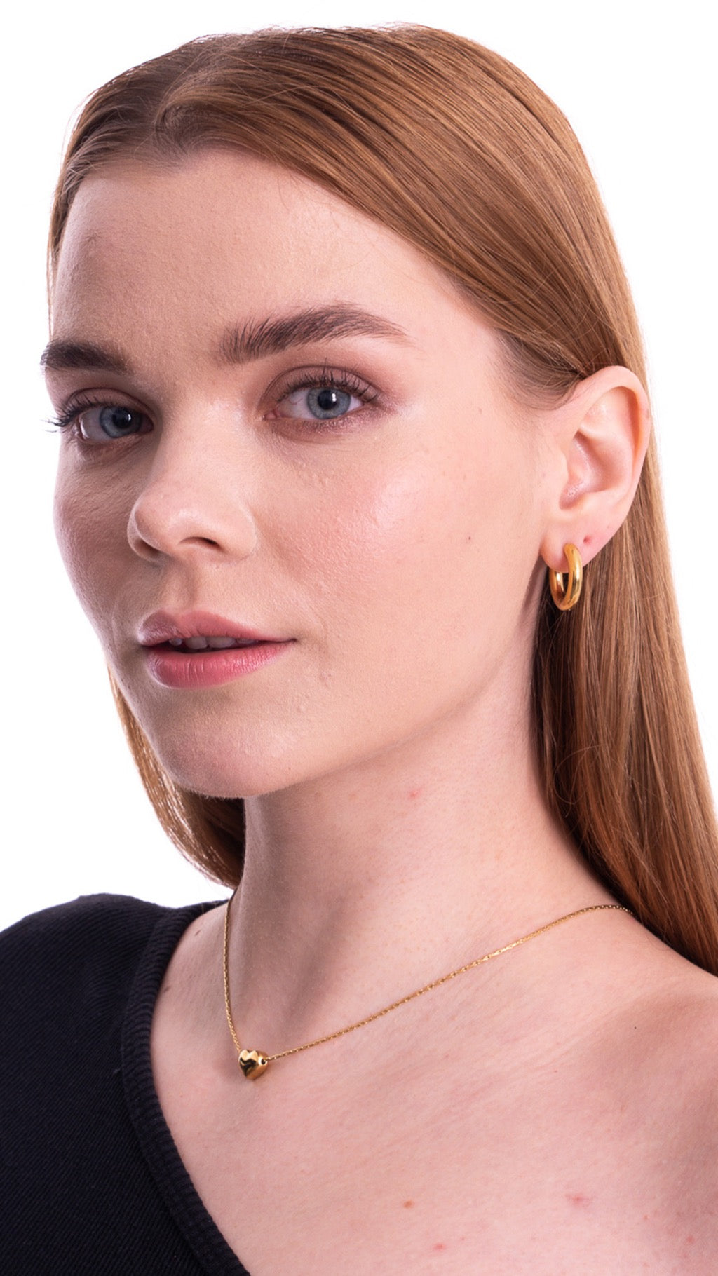 Aera Berlin Jewelry - Alya Figaro Heart Necklace Model Photo