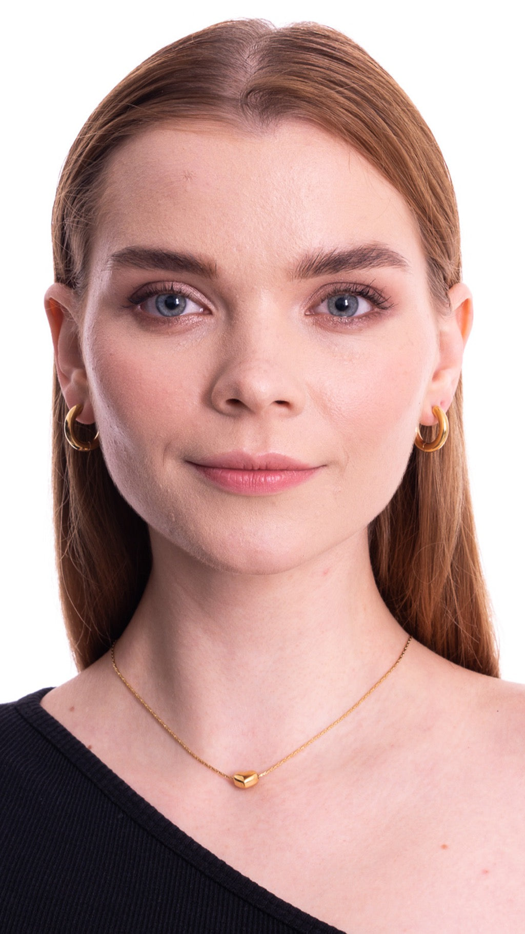 Aera Berlin Jewelry - Alya Figaro Heart Necklace Model Photo Front