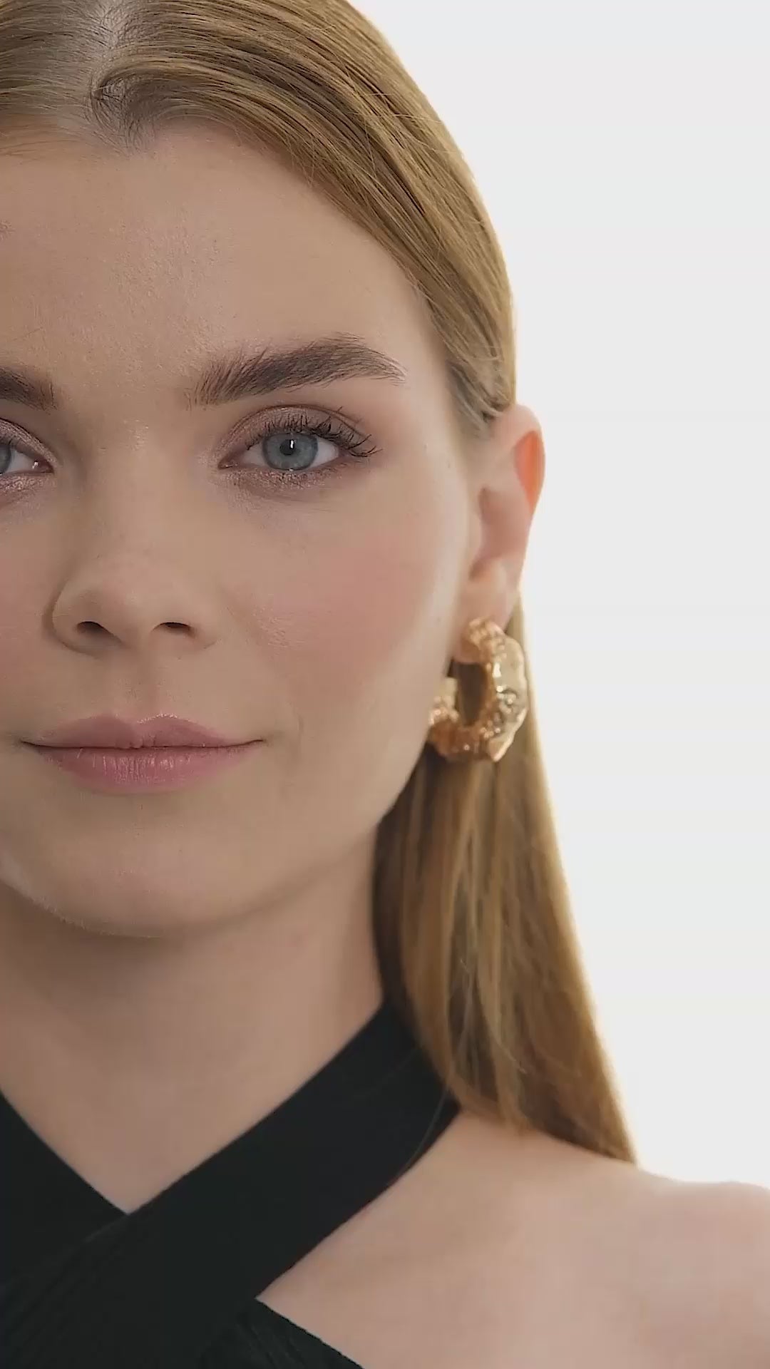 Aera Berlin Jewelry - Pluto Textured C Hoop Earring Model Video
