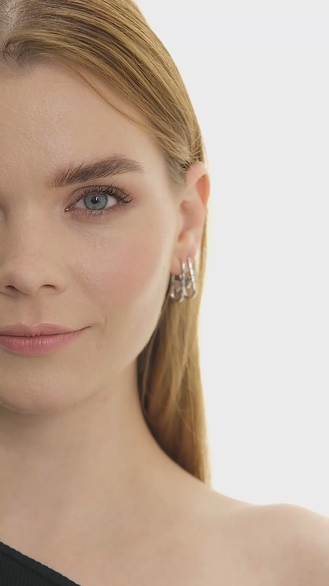 Aera Berlin Jewelry - Vesta Elips Huggie Earring Model Video
