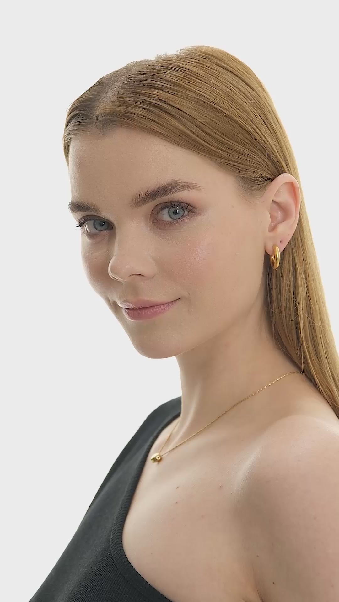 Aera Berlin Jewelry - Nova Huggie Earring Model Video