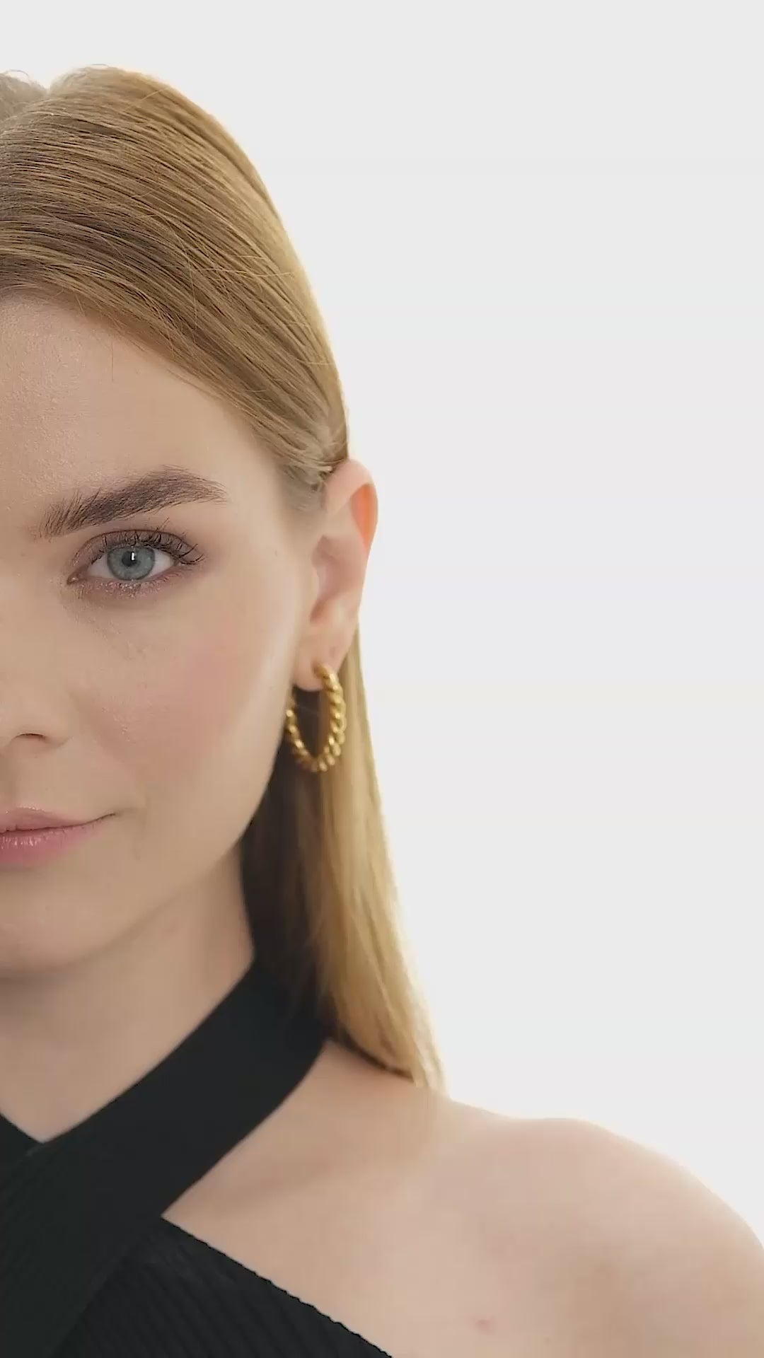Aera Berlin Jewelry - Orbit Twist C Hoop Earring Model Video