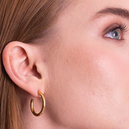 Aera Berlin Jewelry - Eva Hoop Earring 18K Gold Plated Model Photo Left
