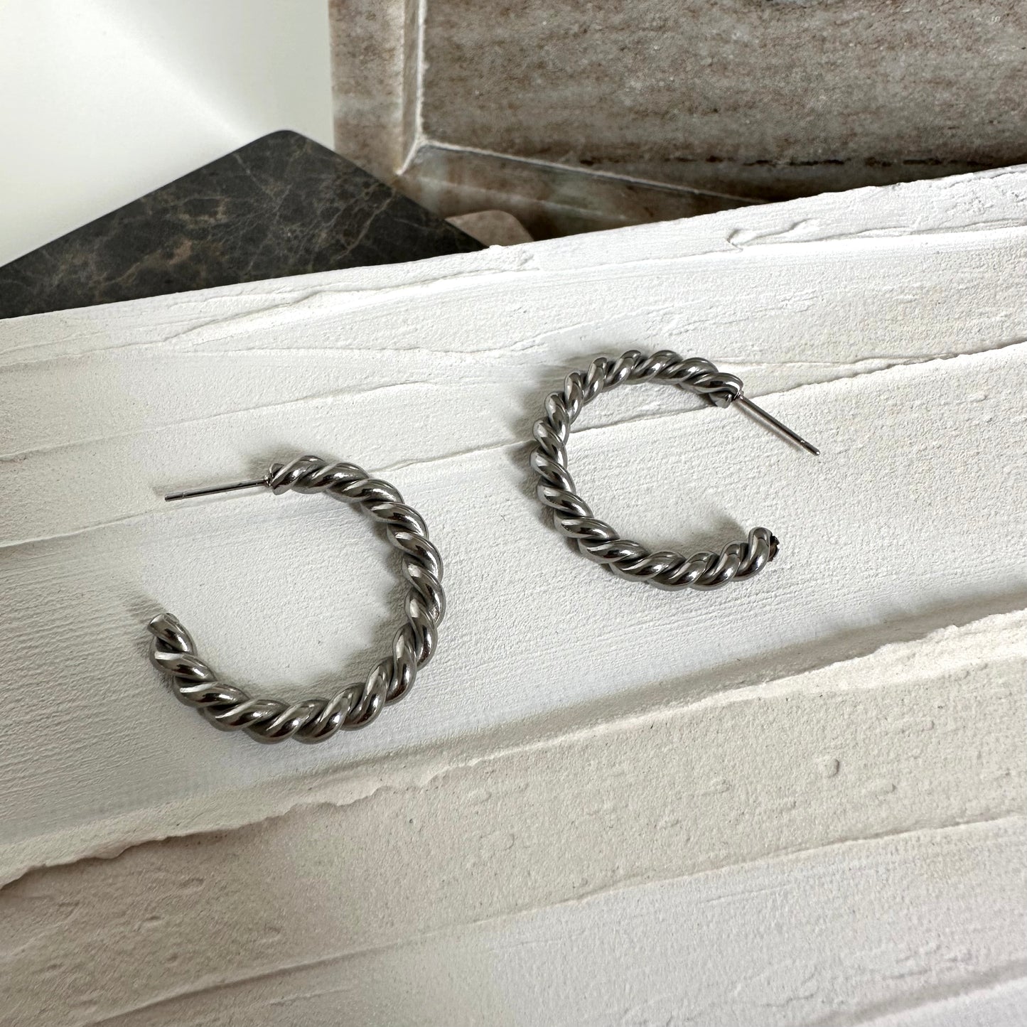 Aera Berlin Jewelry - Orbit Twist C Hoop Earring Sterling Silver Product Home Photo