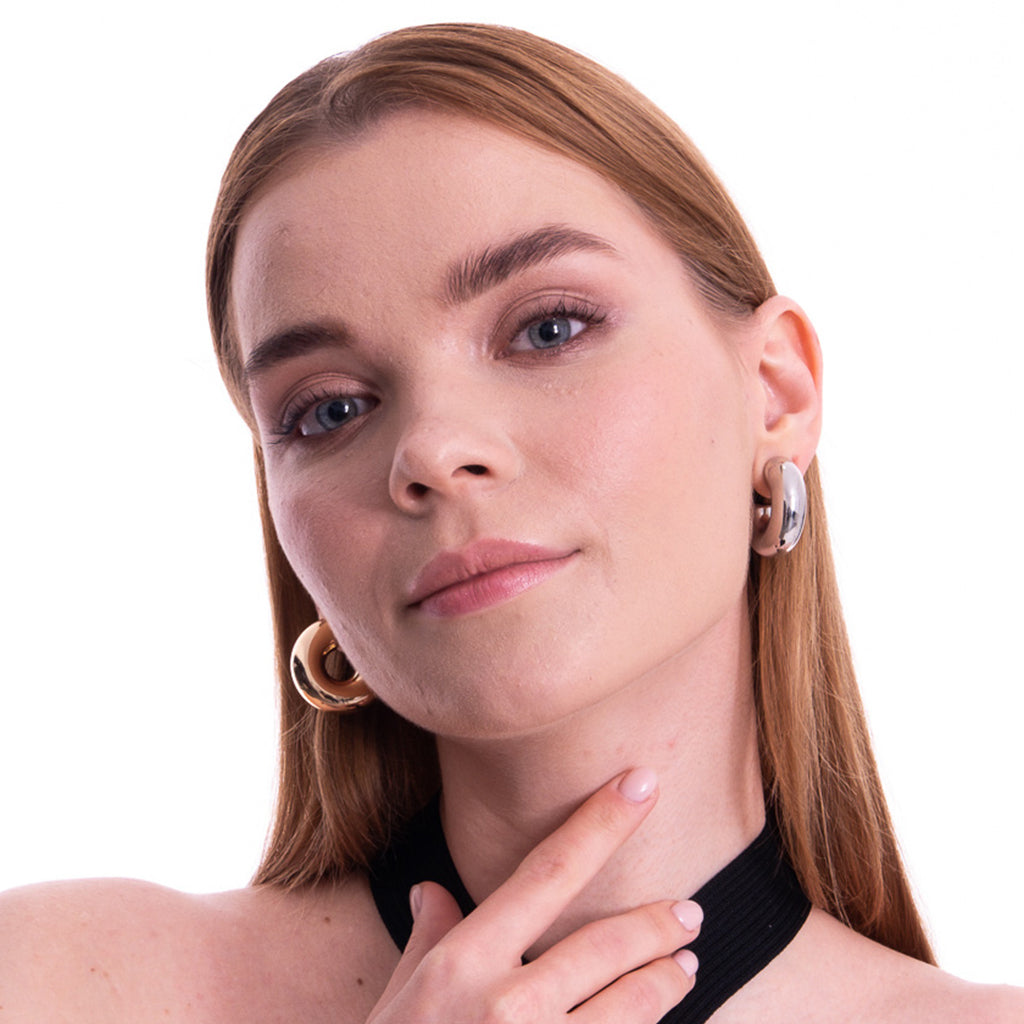 Aera Berlin Jewelry - Thebe Bold C Hoop Earring Model Photo Right