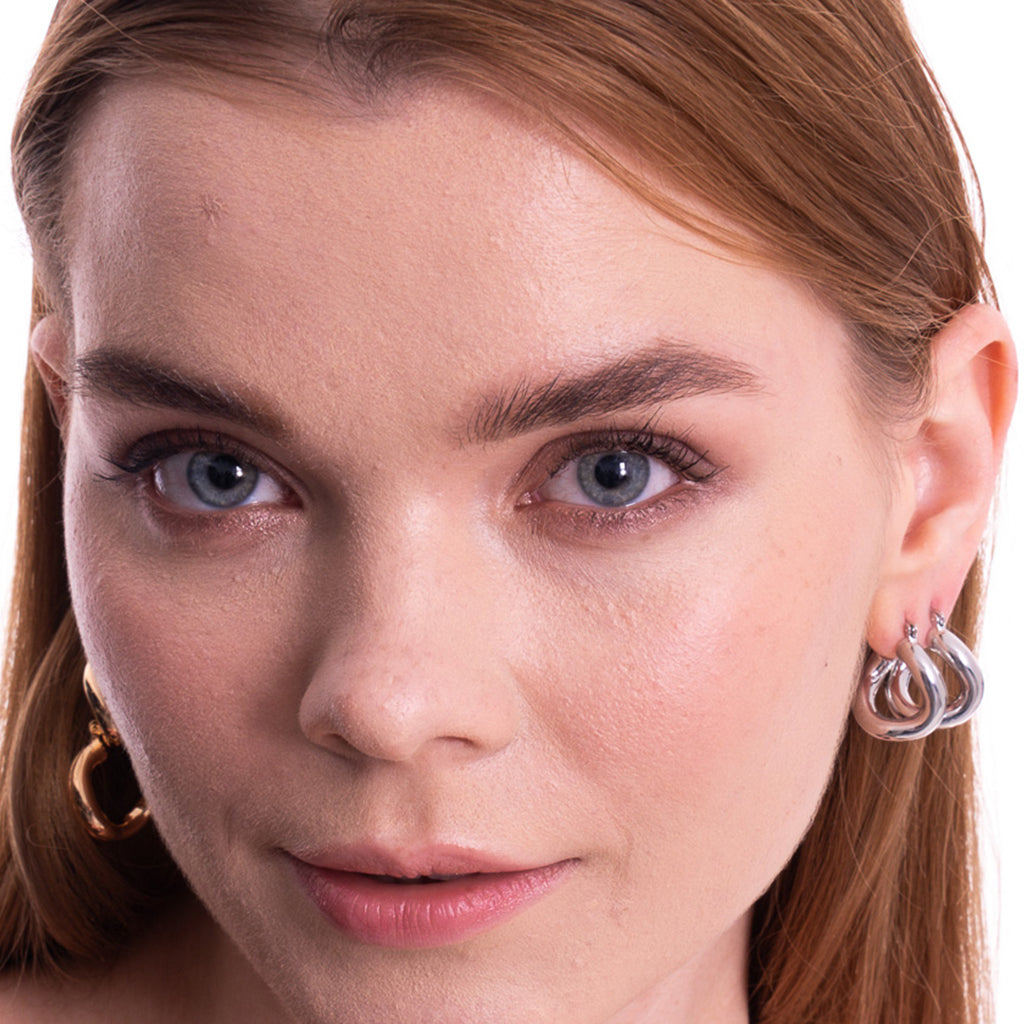 Aera Berlin Jewelry - Rhea Irregular Huggie Earring Model Photo Front