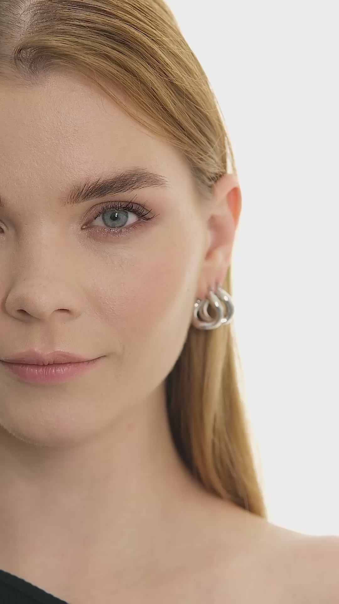Aera Berlin Jewelry - Rhea Irregular Huggie Earring Model Video