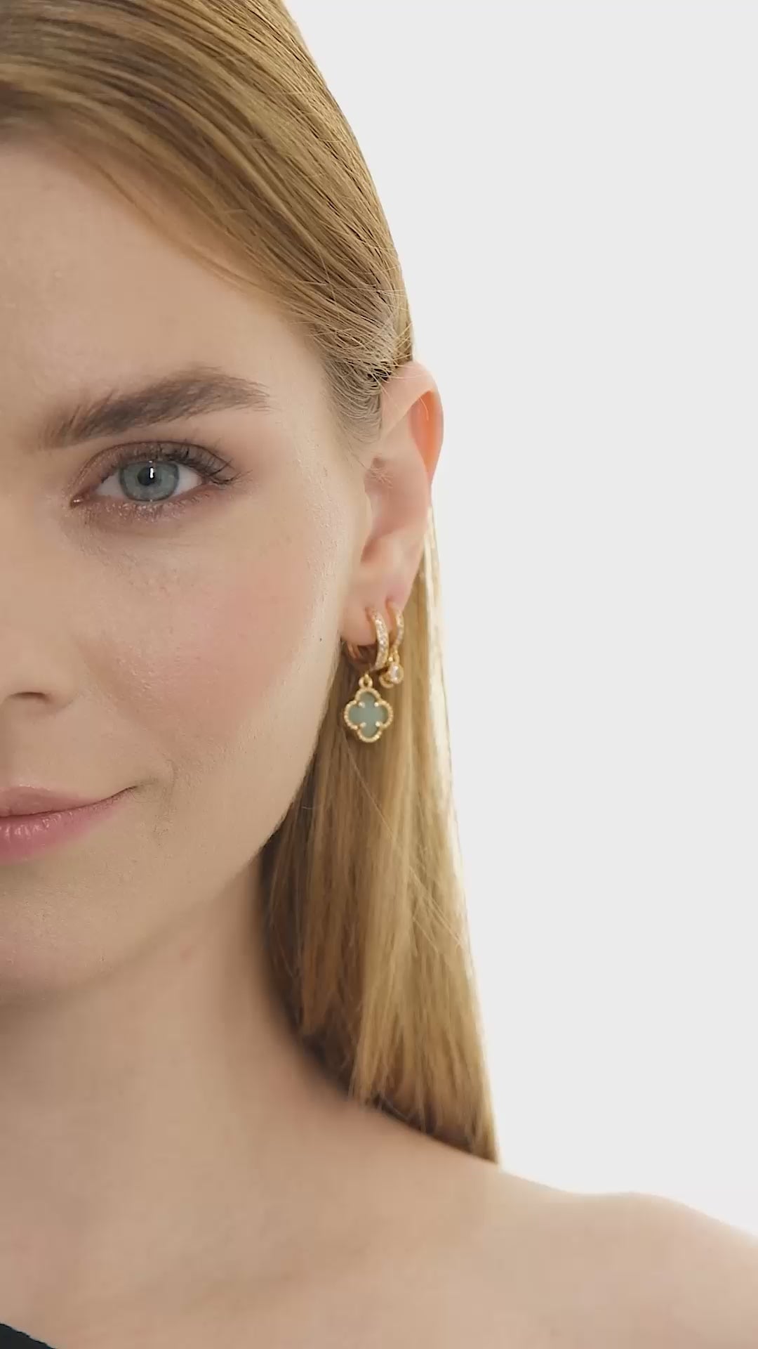 Aera Berlin Jewelry - Grus Clover Hoop Earring Model Video