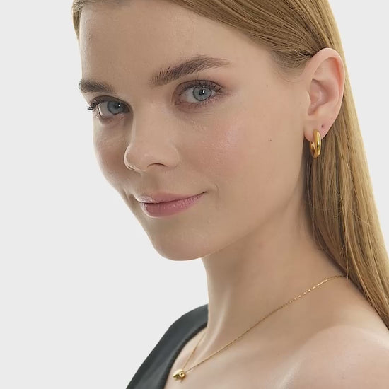 Aera Berlin Jewelry - Nova Huggie Earring Model Video