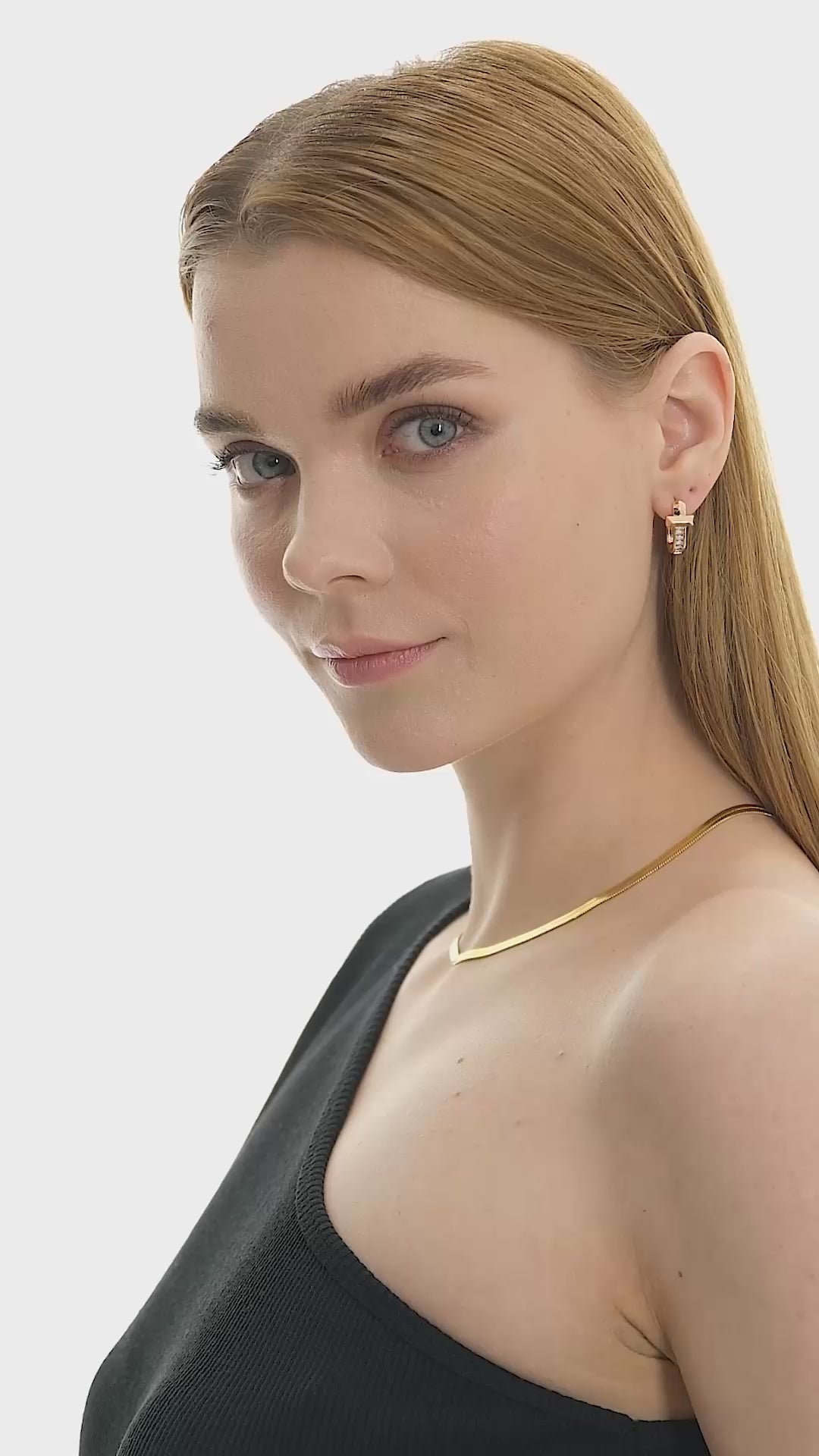 Aera Berlin Jewelry - Rigel Stony Huggie Earring Model Video